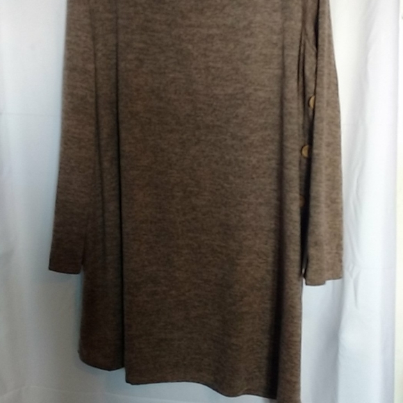 Assymetrical Hacci Tunic With Buttons - Picture 5 of 10